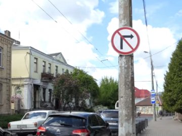 На луцькій вулиці просять знову зробити рух двостороннім 
