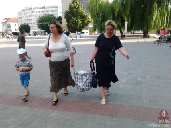 Батьки передають їжу дітям