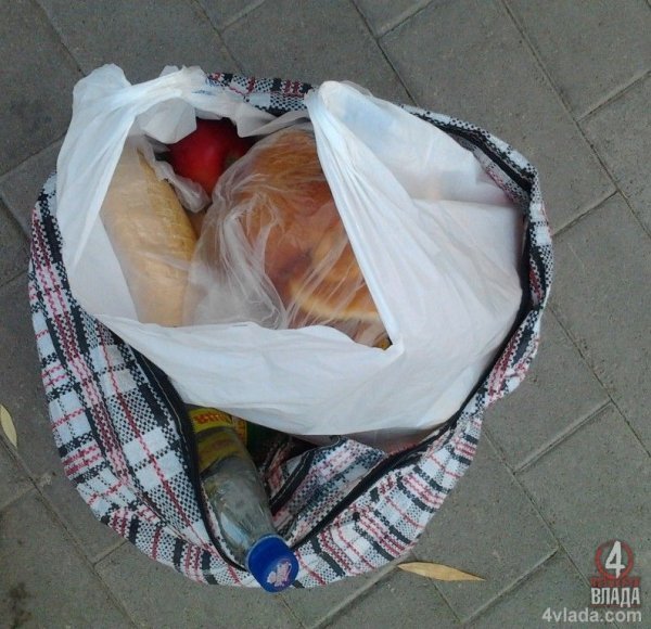 Батьки передають їжу дітям