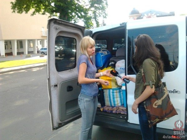 Батьки передають їжу дітям