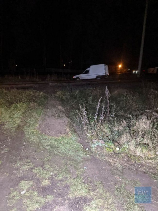 Водій втік: на Волині потяг протаранив автомобіль. ВІДЕО