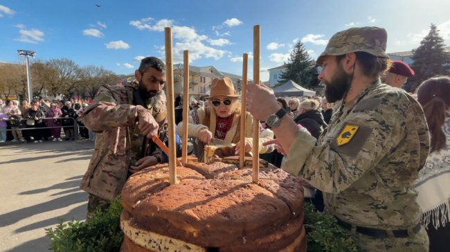 У Нововолинську спекли 200-кілограмову паску. ВІДЕО