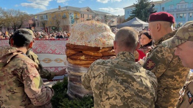 У Нововолинську спекли 200-кілограмову паску. ВІДЕО