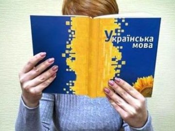 Менше половини українців говорять вдома українською мовою