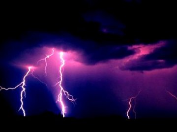 Синоптики обіцяють волинянам грози та шквали на 8-9 травня