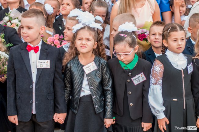 Квіти, вітання та усміхнені першачки: у луцькій школі №9 пролунав перший дзвоник. ФОТО