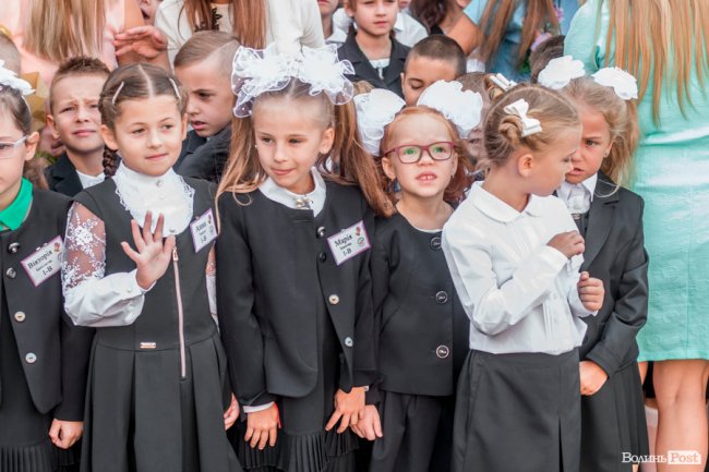 Квіти, вітання та усміхнені першачки: у луцькій школі №9 пролунав перший дзвоник. ФОТО