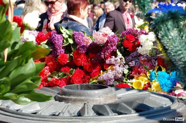 9 травня у Луцьку: квіти, сльози та молитви. ФОТО