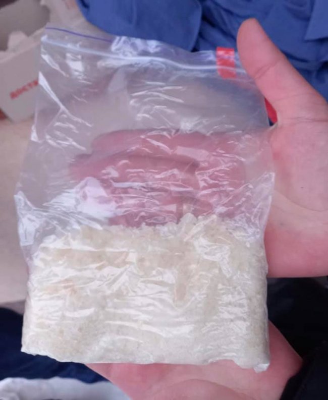 У відділенні пошти у Луцьку затримали чоловіка, який отримував посилку з наркотиками. ФОТО