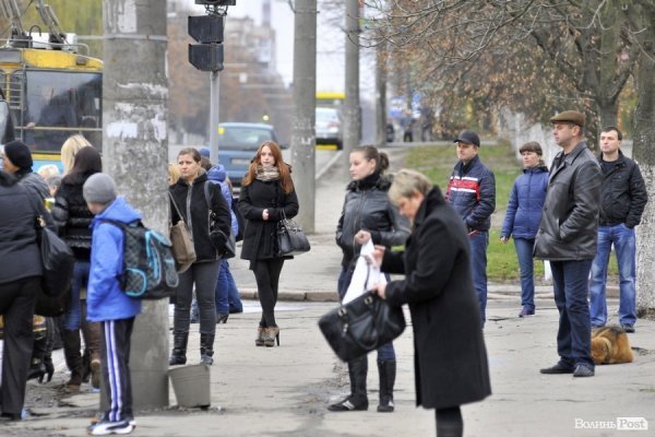 Люди на зупинках. БУДНІ МІСТА