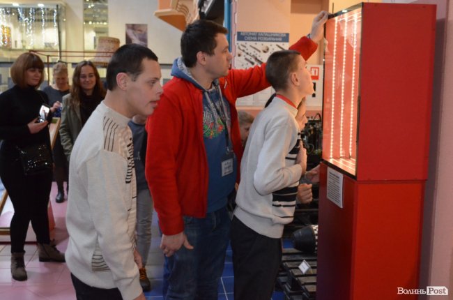 Заступник голови Волинської ОДА показав дива науки і техніки особливим діткам. ФОТО