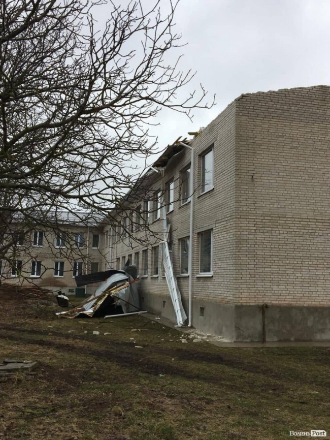 У школі на Волині під час буревію зірвало дах. ФОТО