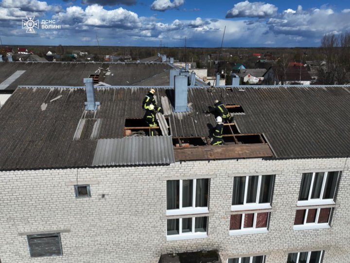 Негода на Волині позривала дахи та вирвала з корінням дерево. ДЕТАЛІ