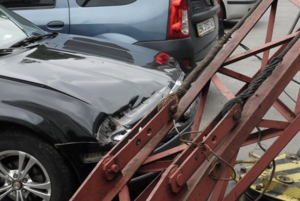 У Рівному на парковку впав будівельний кран. ФОТО