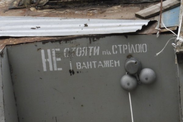 У Рівному на парковку впав будівельний кран. ФОТО