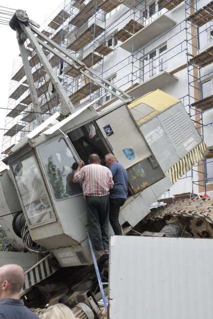 У Рівному на парковку впав будівельний кран. ФОТО