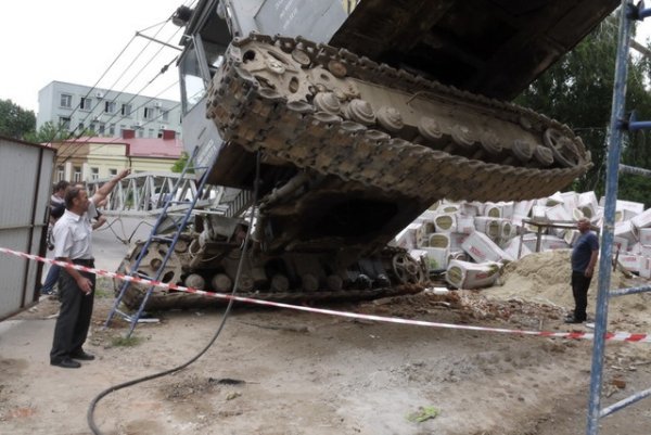 У Рівному на парковку впав будівельний кран. ФОТО