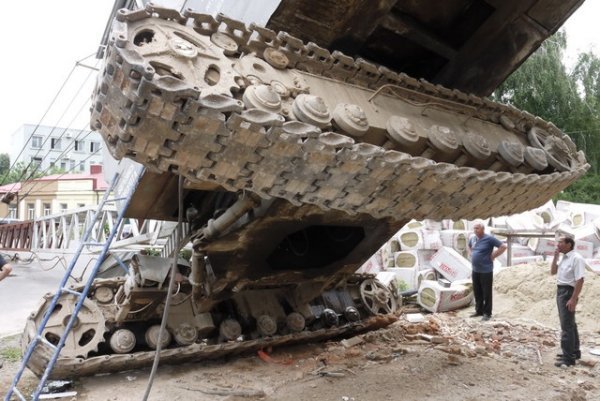 У Рівному на парковку впав будівельний кран. ФОТО