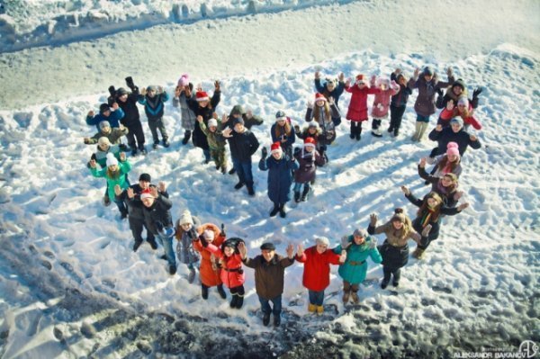 На Волині молодь зі своїх тіл створила серце і смайлик. ФОТО