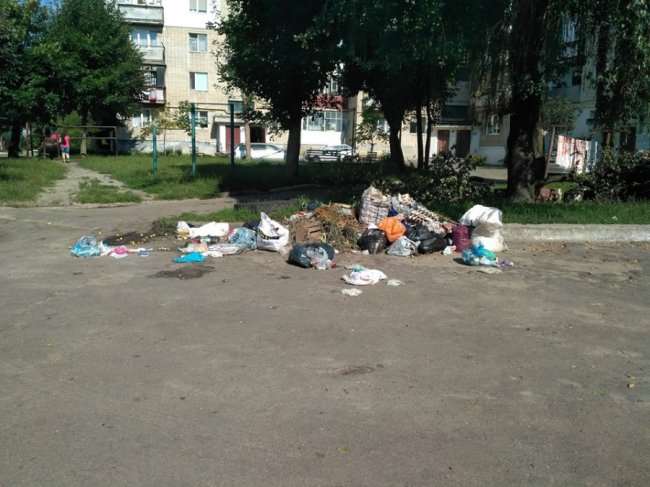 «Не с*ри, де живеш»: на Волині діти граються сміттям. ФОТО