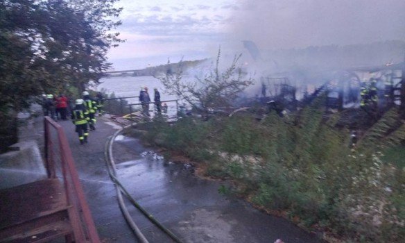 У Києві згорів ресторан на воді