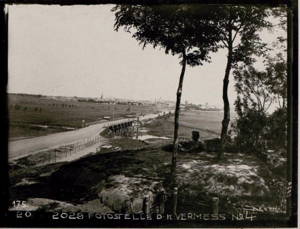 Зліва - теперішня вулиця Гнідавська. Міст досі існує, тільки перебудований в 1950-х роках на залізобетонний