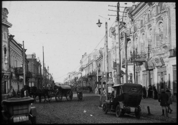 Початок вулиці Лесі Українки. Справа - медколедж