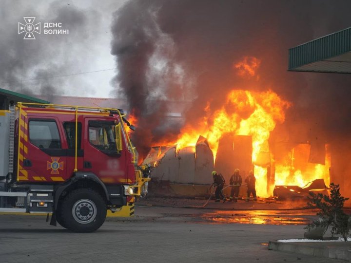 Удар по Маневичах: рятувальники погасили пожежу на промисловому підприємстві. ФОТО