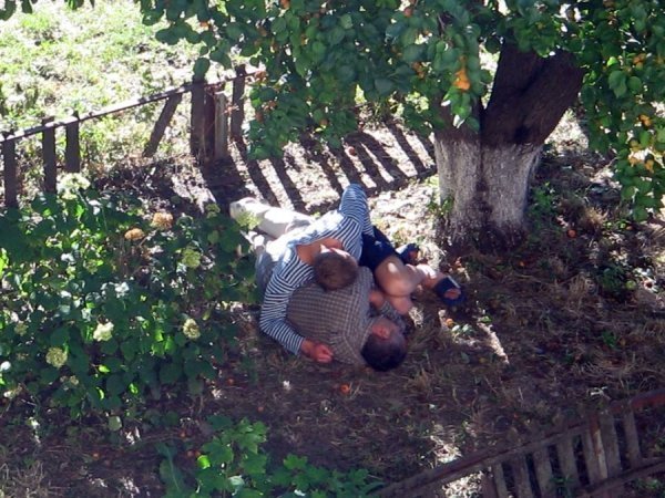 П'яні чоловіки влаштували нічліжку під вікнами лучанки. ФОТО