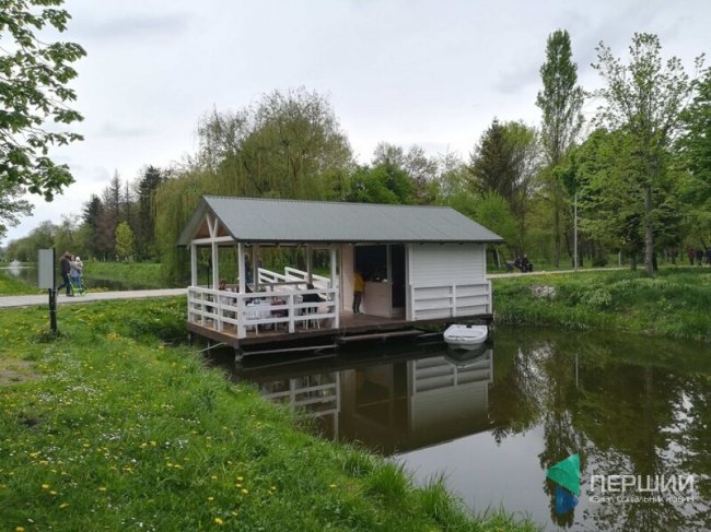У луцькому парку відкрили кафе на воді. ФОТО