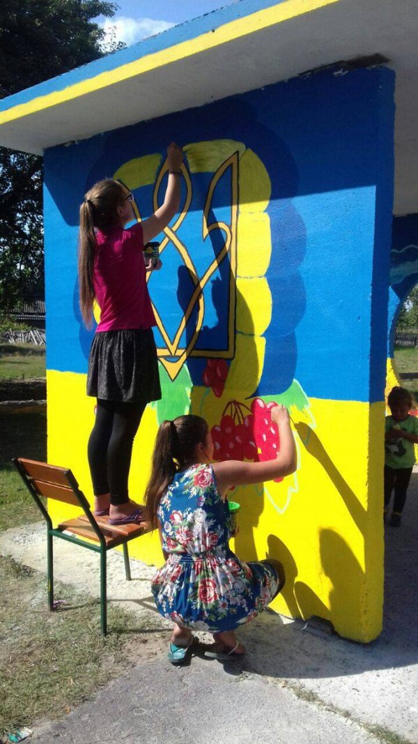 У волинському селі оригінально розмалювали зупинку. ФОТО