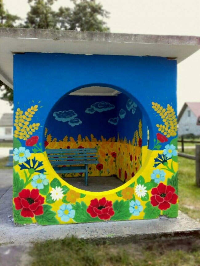 У волинському селі оригінально розмалювали зупинку. ФОТО