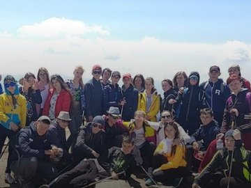 Випускники з Нововолинська останні канікули зустріли на Говерлі