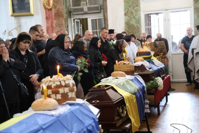 Обірвані війною життя: у Луцьку попрощалися з трьома Героями
