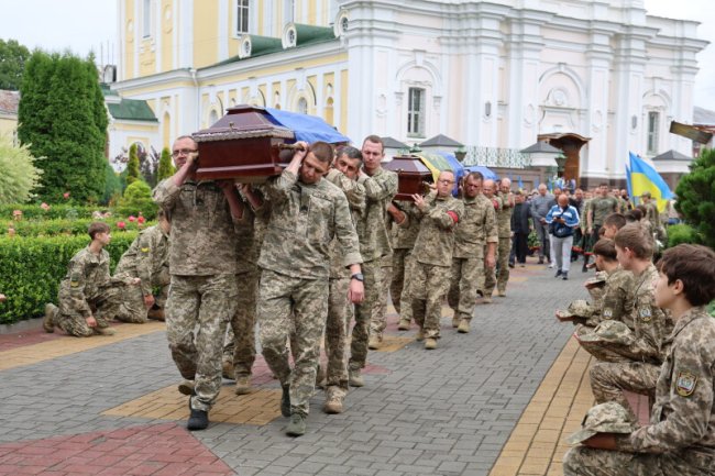 Обірвані війною життя: у Луцьку попрощалися з трьома Героями