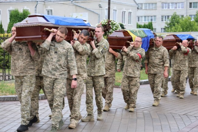 Обірвані війною життя: у Луцьку попрощалися з трьома Героями
