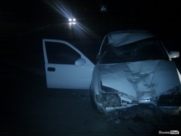 Нічна ДТП у Луцьку: машина знесла стовп біля супермаркету. ФОТО