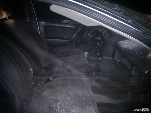 Нічна ДТП у Луцьку: машина знесла стовп біля супермаркету. ФОТО