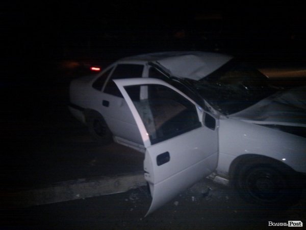Нічна ДТП у Луцьку: машина знесла стовп біля супермаркету. ФОТО