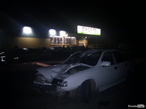 Нічна ДТП у Луцьку: машина знесла стовп біля супермаркету. ФОТО