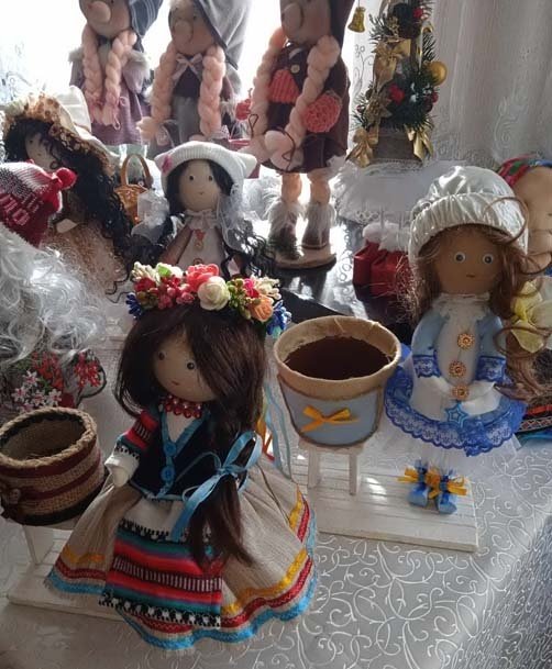 Волинянка створює ляльки зі старого одягу