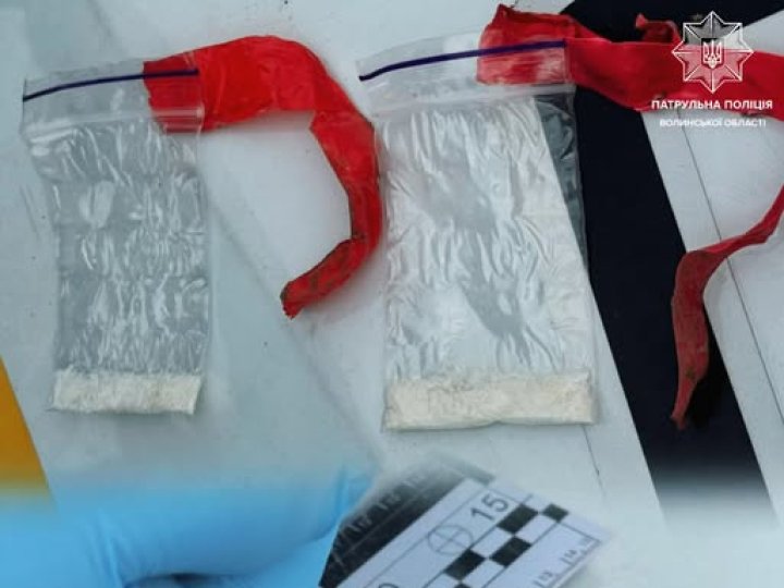 Водій під кайфом, пасажирка з наркотиками: у Луцьку зупинили підозрілу автівку 