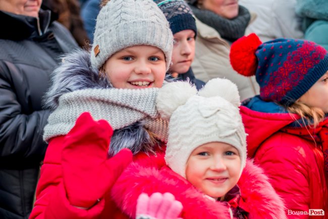 У Луцьку урочисто засвітили головну ялинку міста. ФОТО