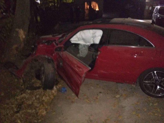 На Львівщині Mercedes з «викраденою» нареченою влетів у дерево. ФОТО