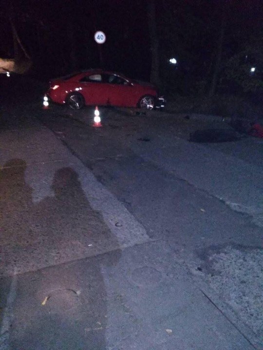 На Львівщині Mercedes з «викраденою» нареченою влетів у дерево. ФОТО