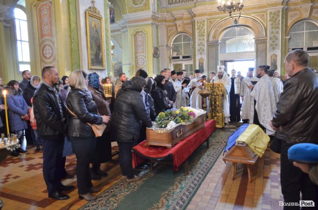 «Він захищав не лише свою сім‘ю»: у Луцьку попрощалися з Героєм. ФОТОРЕПОРТАЖ