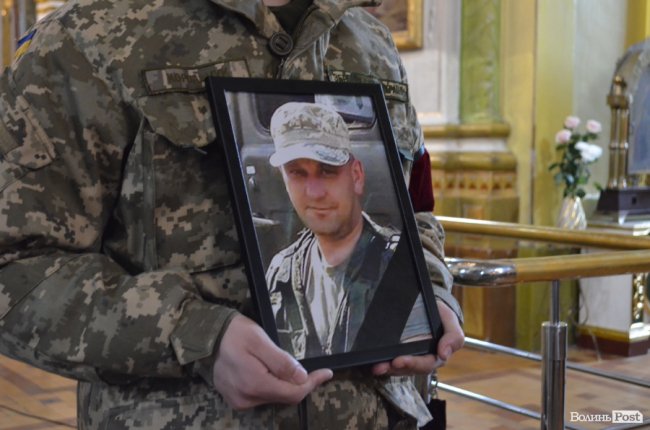 «Він захищав не лише свою сім‘ю»: у Луцьку попрощалися з Героєм. ФОТОРЕПОРТАЖ