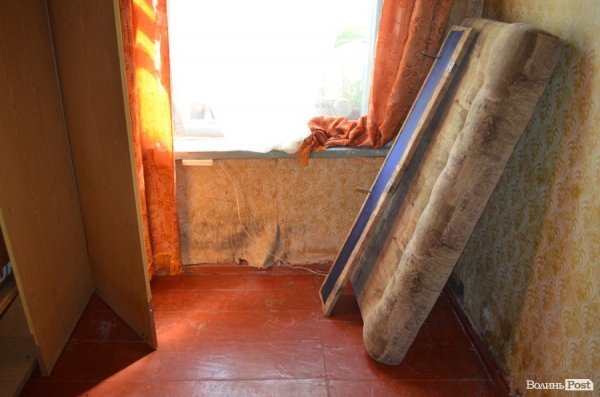 Шпалери відліпилися від стін