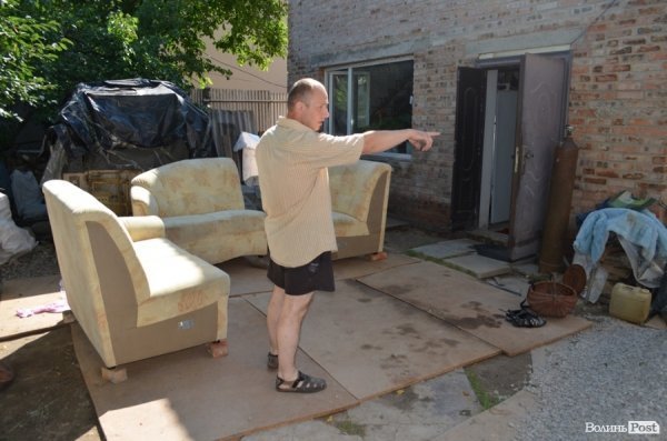 Сергій Боско стоїть на тому, що залишилося від нової підлоги