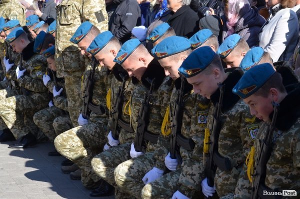 Сотні ліцеїстів склали присягу на головній площі Луцька. ФОТО